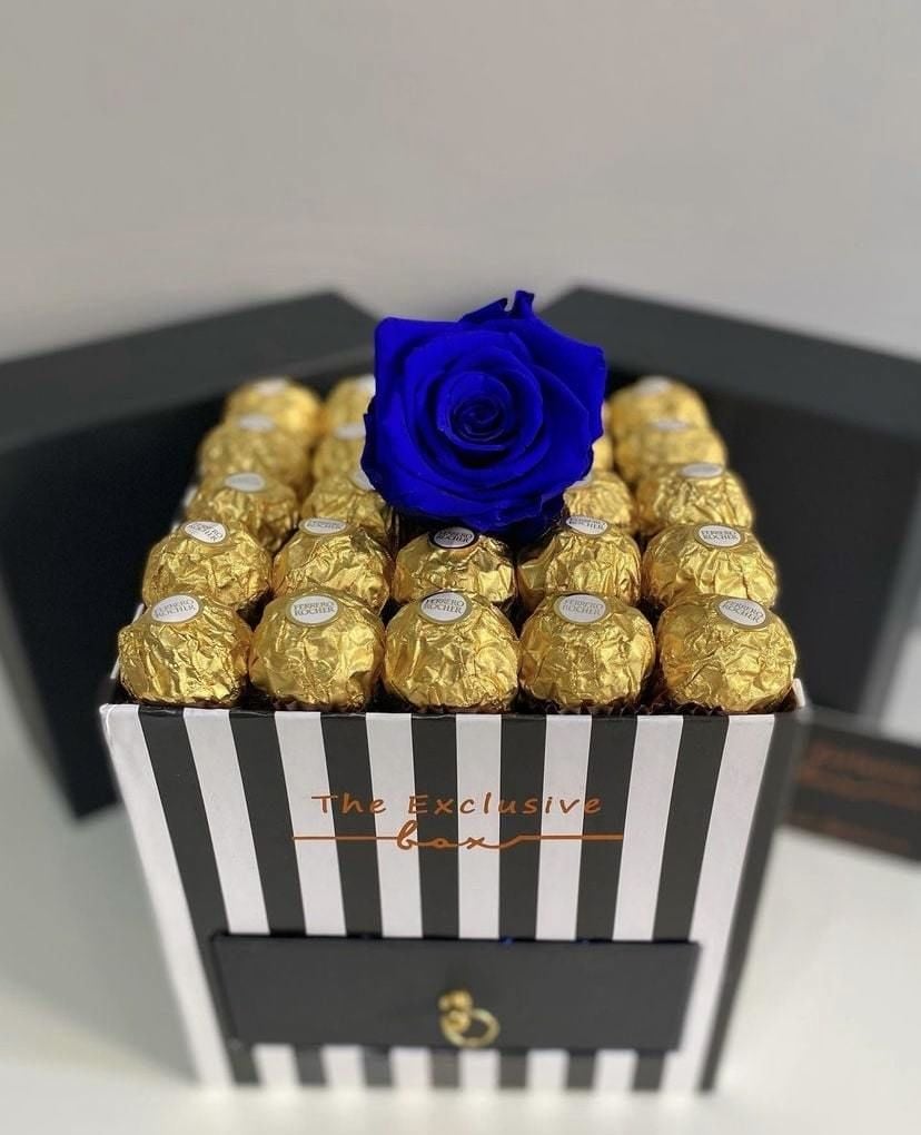 Solmayan Lacivert Gül & Çikolata Hediye Kutusu